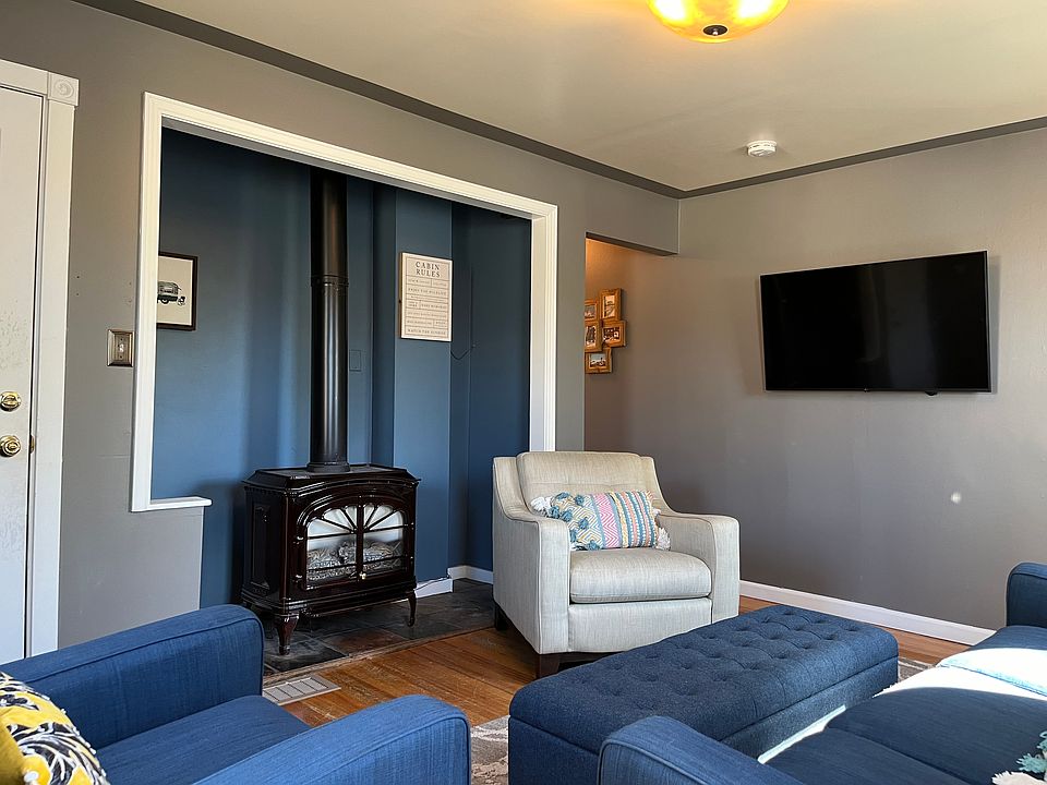 The living room is comfortable and inviting. The gas fireplace keeps it warm even on the coldest of Alaska days.