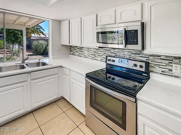 4th image of 925 E Garnet Ave