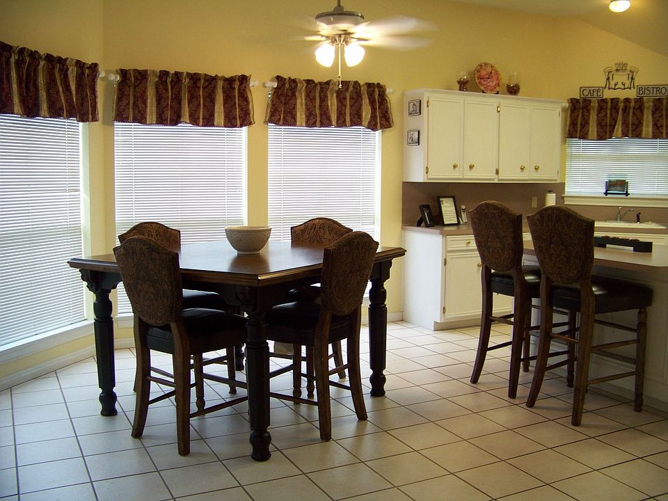 2nd image of 704 Dawnwood Dr