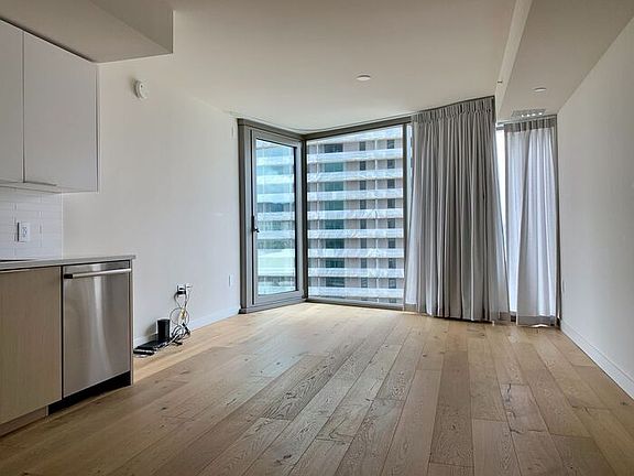 3rd image of 1001 Queen St #1211
