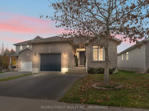 995 Swanfield St, Kingston, ON K7M 0A6