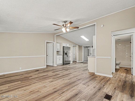 4th image of 72 PARSLEY Avenue