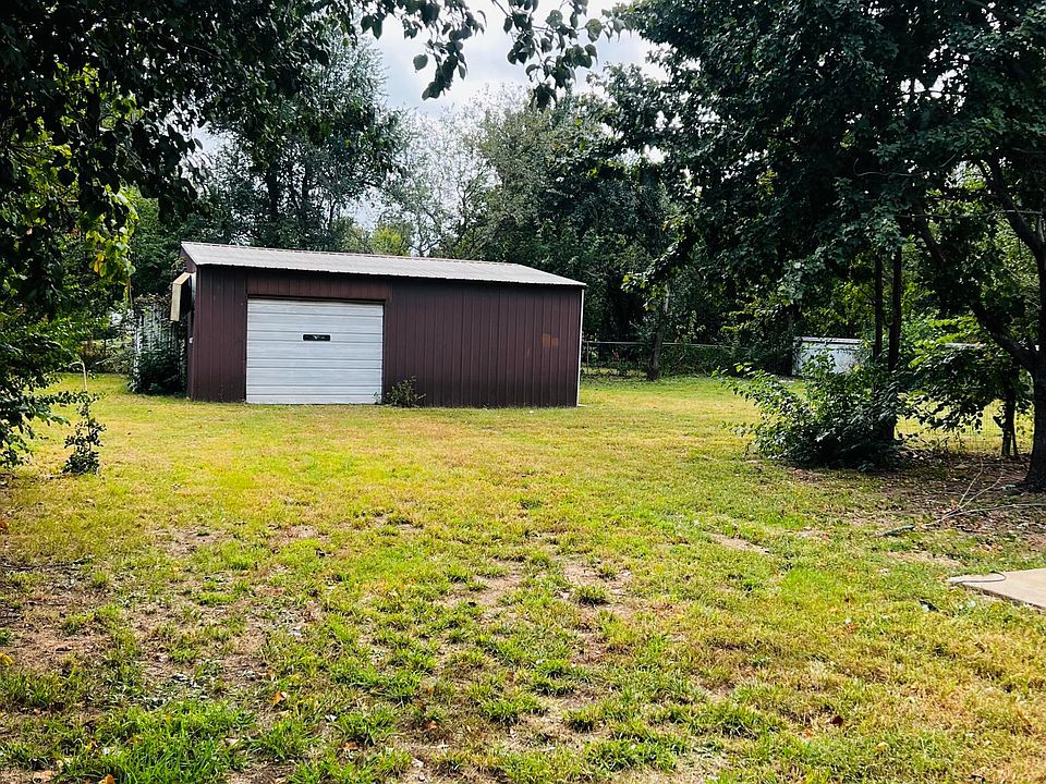 2nd image of 3932 Lawn Dr