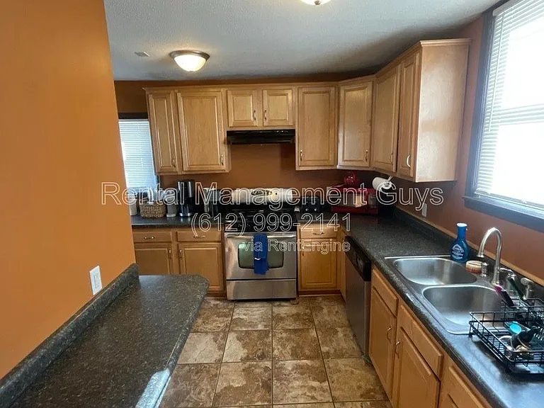 1936 Roblyn Ave — Photo 4