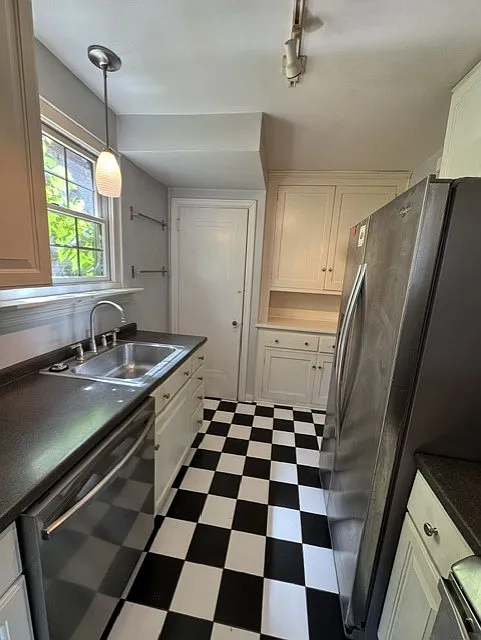 3 bed, 1232 sqft, $2,400 — Photo 3