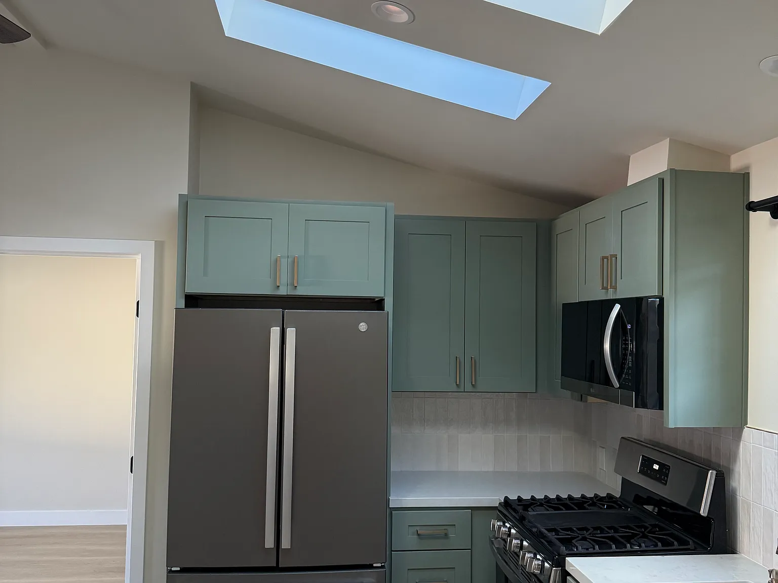 2 bed, 600 sqft, $3,300 — Photo 1