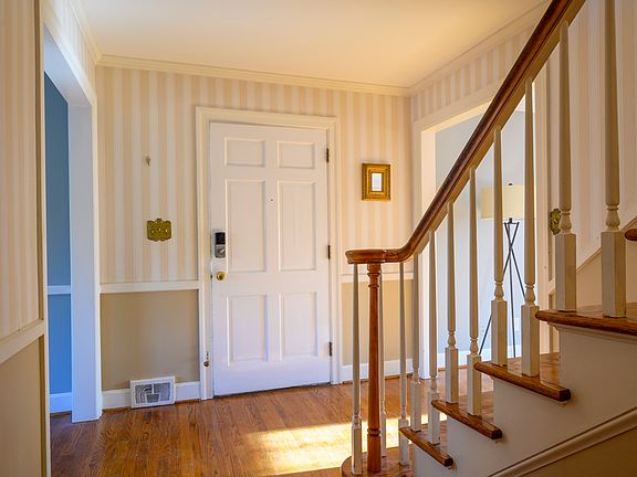 5th image of 1301 Crenshaw Ct