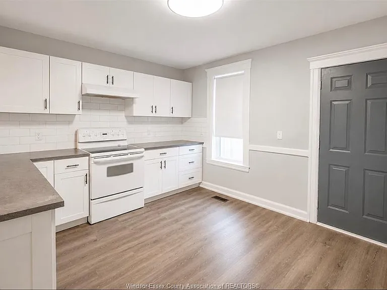 790 Marentette Ave — Photo 5