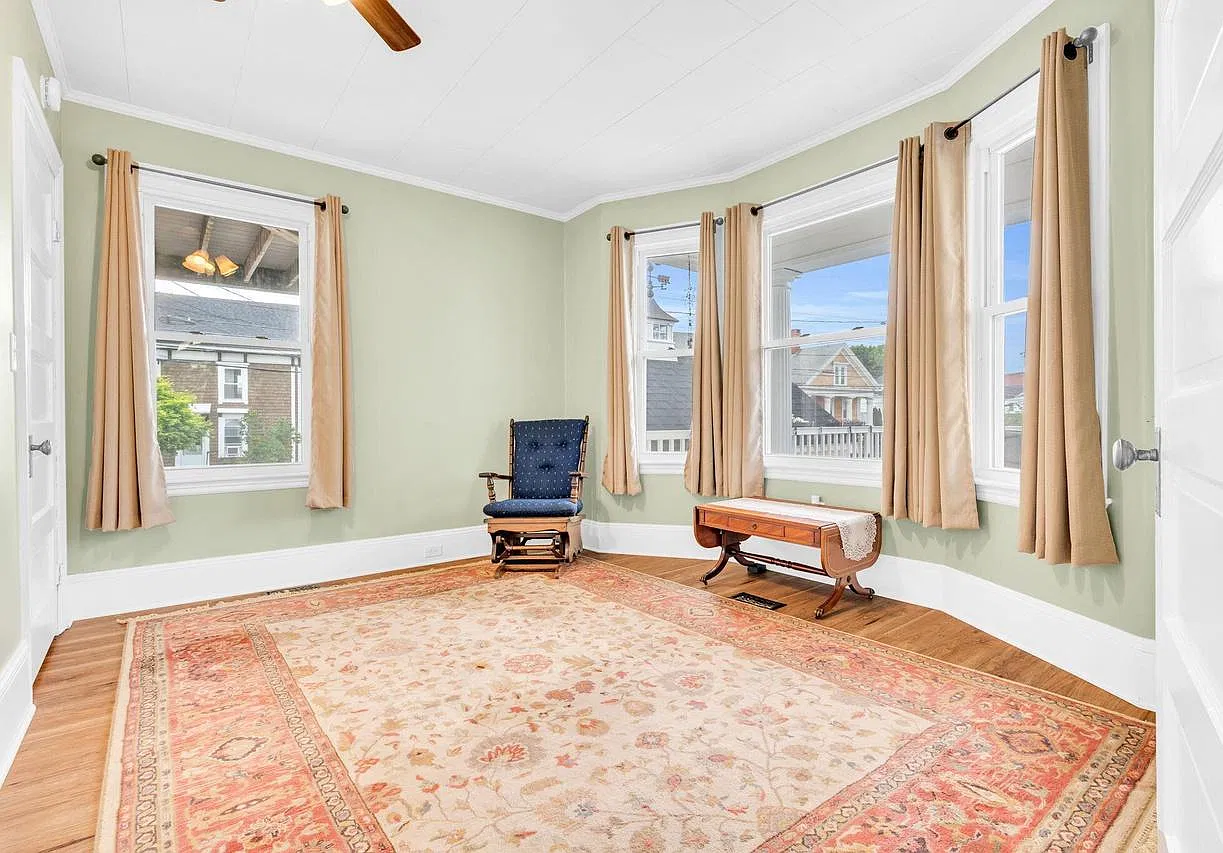 16 Crescent St — Photo 4