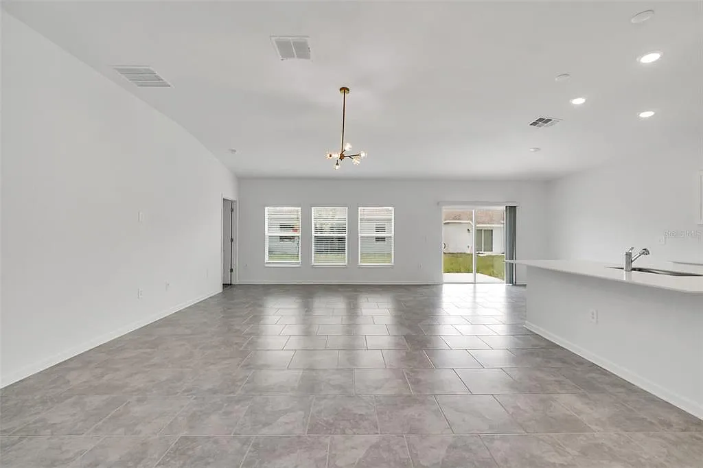 4 bed, 2.0 bath, 1936 sqft, $1,900 — Photo 3