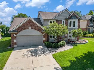2777 Steamboat Springs Dr, Rochester Hills, MI 48309