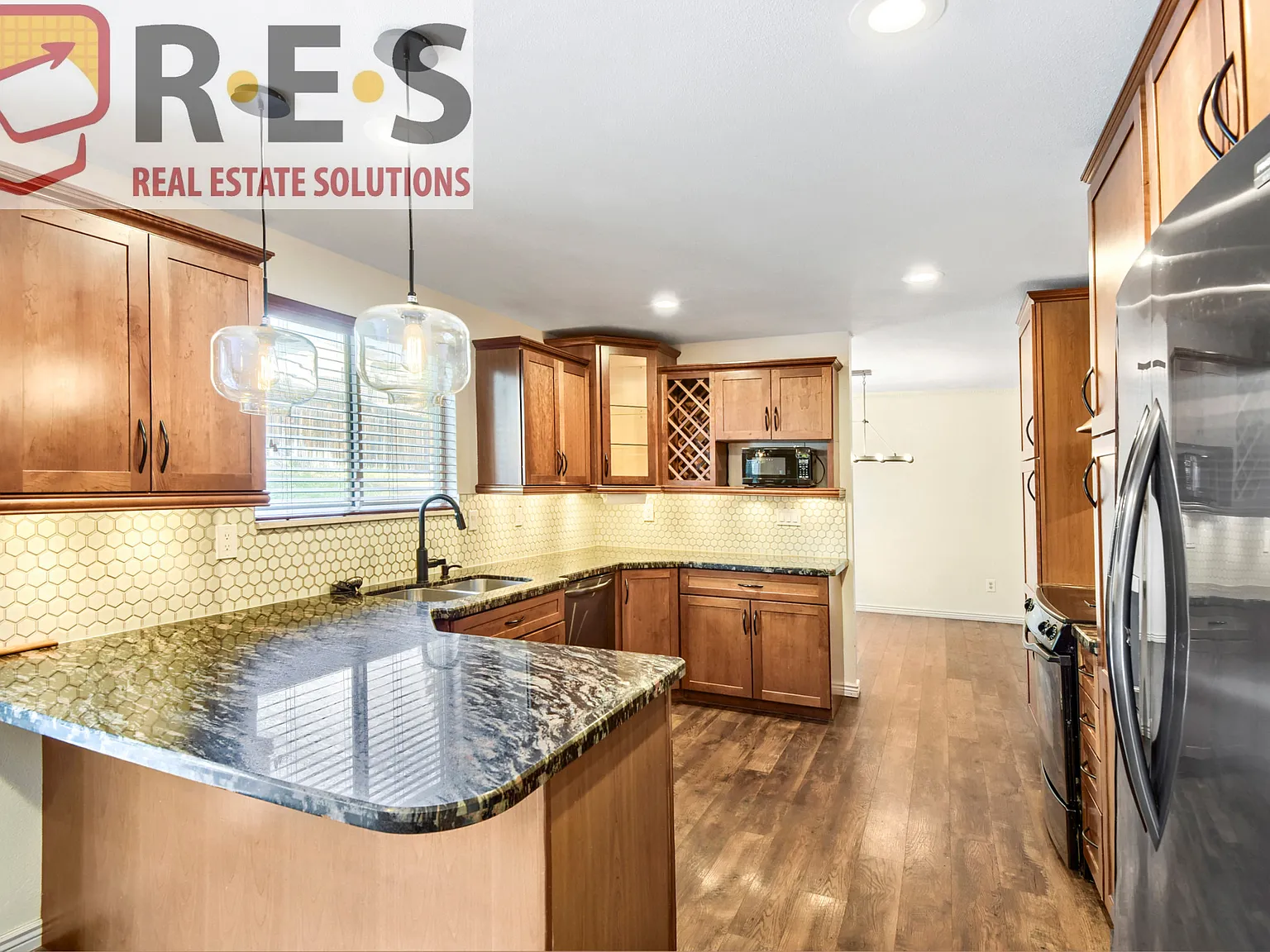 5 bed, 3.5 bath, 2950 sqft, $3,395 — Photo 2