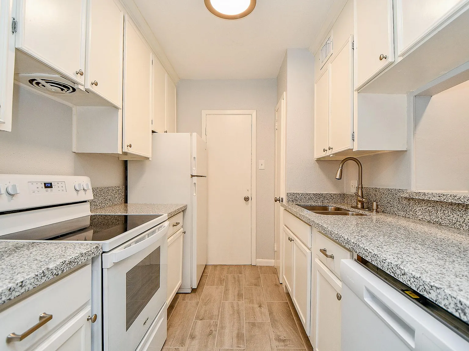 1 bed, 1.0 bath, 706 sqft, $975 — Photo 2