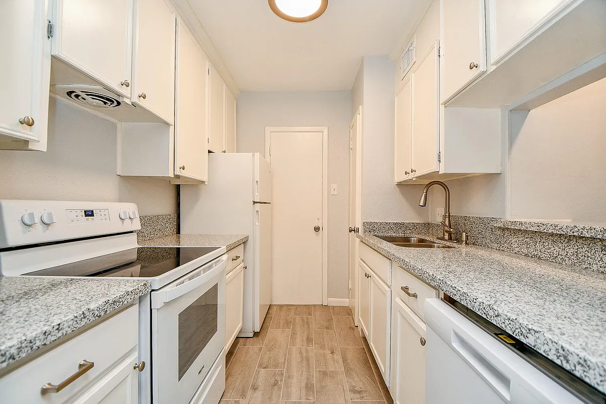 Building Photo - 2822 Briarhurst Dr #43