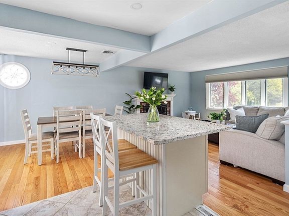 4th image of 22 Ashberry St