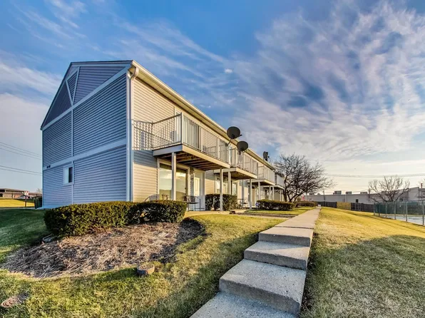 323 Meadow Green Ln, Round Lake Beach, IL 60073