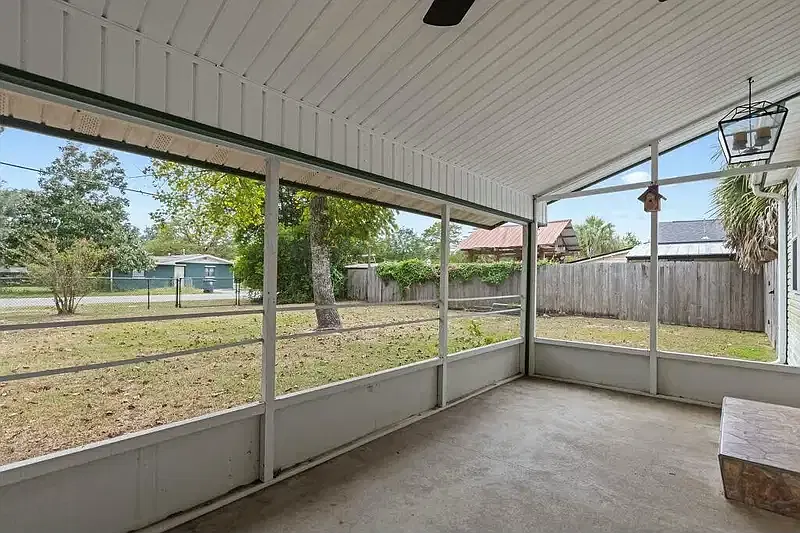 3 bed, 1376 sqft, $2,300 — Photo 3