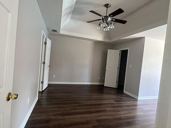 4th image of 106 Woodfield Ct