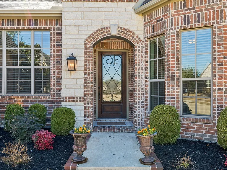 701 Cherrywood Dr — Photo 4