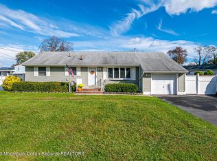 201 Summit Ave, Belford, NJ 07718