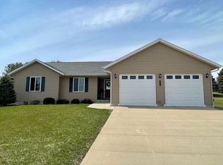 808 W Farmland Dr, Maquoketa, IA 52060