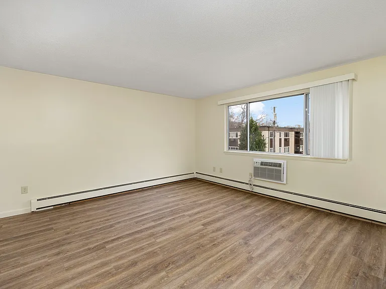East Bay Apartments — Photo 40