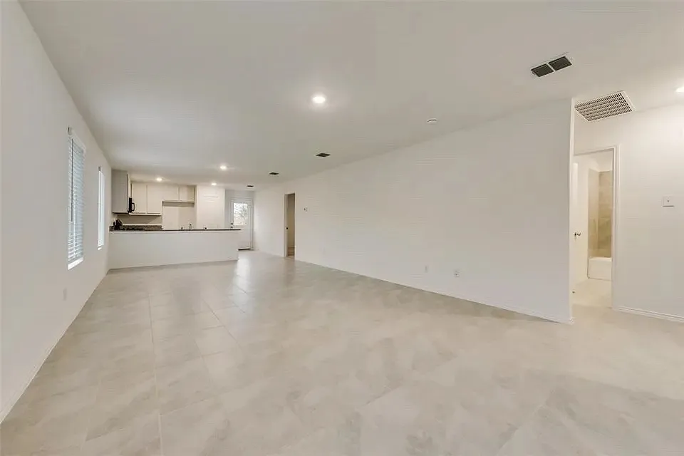 3 bed, 1411 sqft, $2,075 — Photo 3