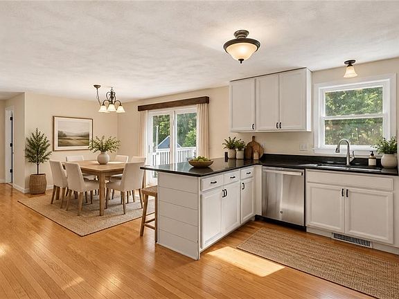 3rd image of 42 Tiffany Rd
