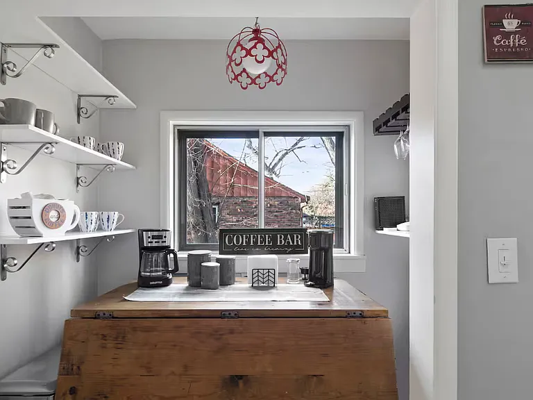1216 W Franklin St — Photo 10