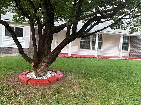 3rd image of 2910 Wellington Dr