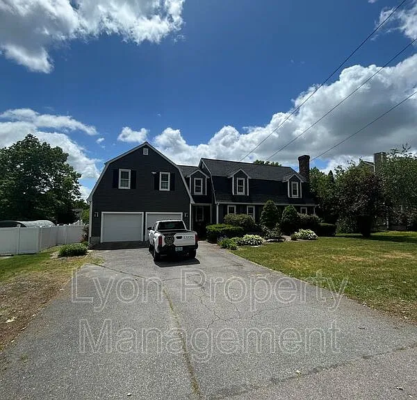 212 Tiffany St — Photo 1
