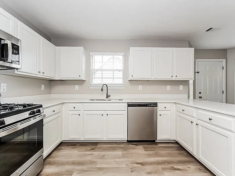 290 Hazelhurst Dr — Photo 7