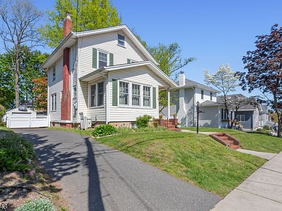 3rd image of 141 Henry St