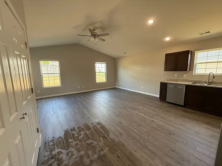 509 Ashley Dr — Photo 3