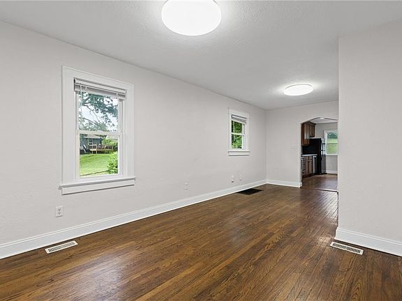 3rd image of 1131 N 49th Ter