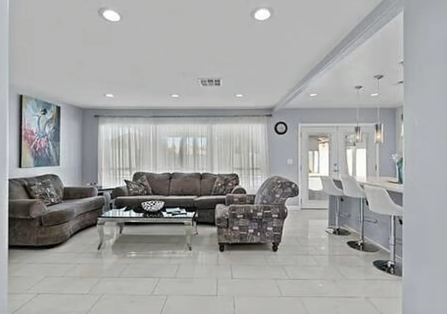 Furnished Modern Home with a pool — Photo 3