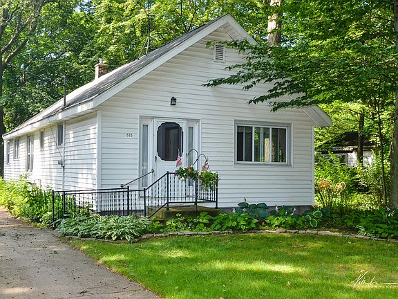 2nd image of 885 Petrie Ave