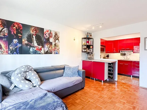 2080 Maple St #202, Vancouver, BC V6J 4P9