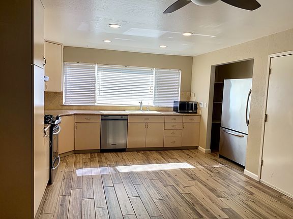 3rd image of 820 Lombard Way