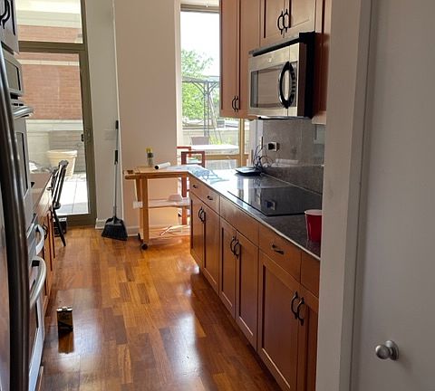 4th image of 1335 S Prairie Ave Unit 406