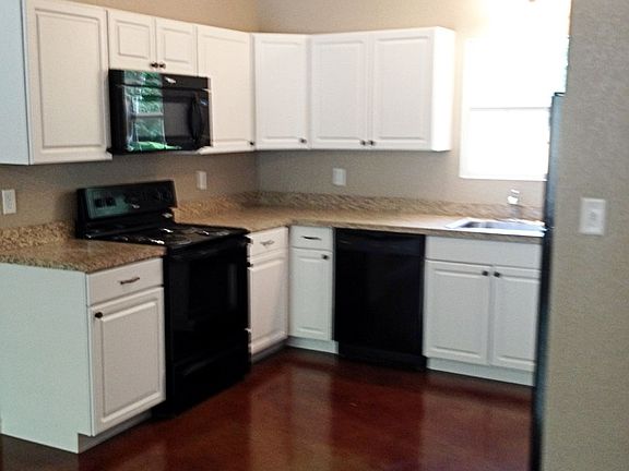 3rd image of 1080 W Oak St #102