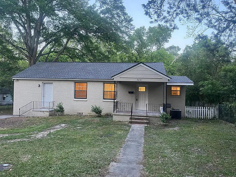 3221 Atkins Dr — Photo 2