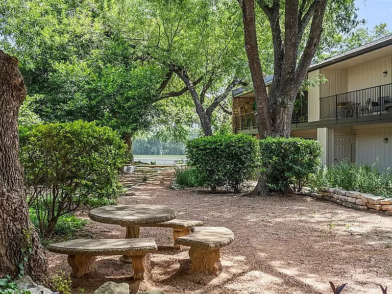 500 E Riverside Dr — Photo 17