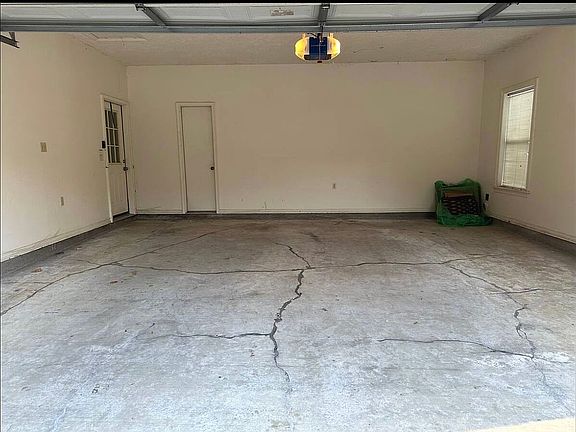 4th image of 410 Pinehurst St