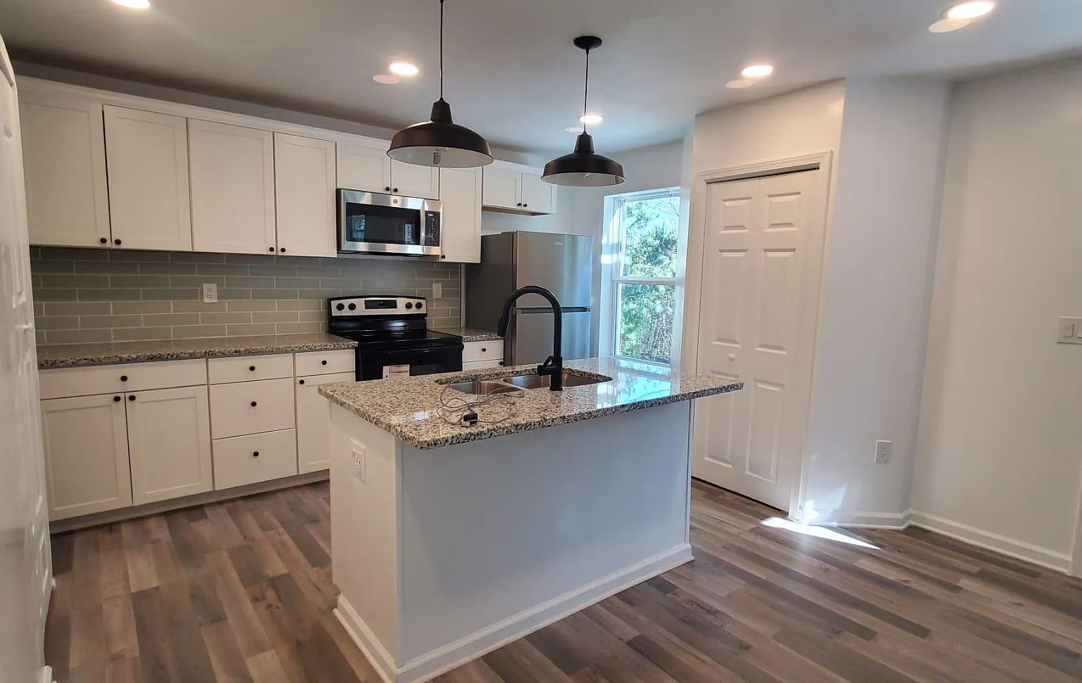 419 Creekstone Dr — Photo 1