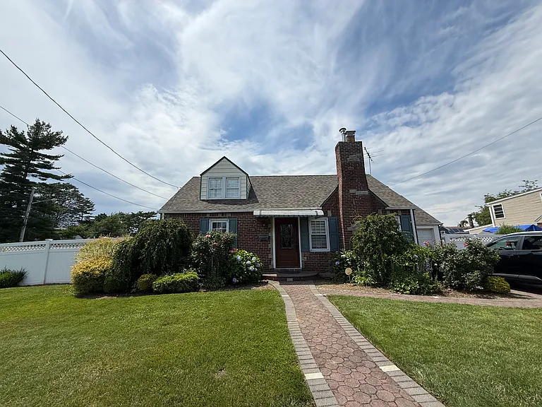 730 Cottage St — Photo 1