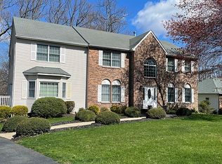 43 Dundee Rd, Kendall Park, NJ 08824