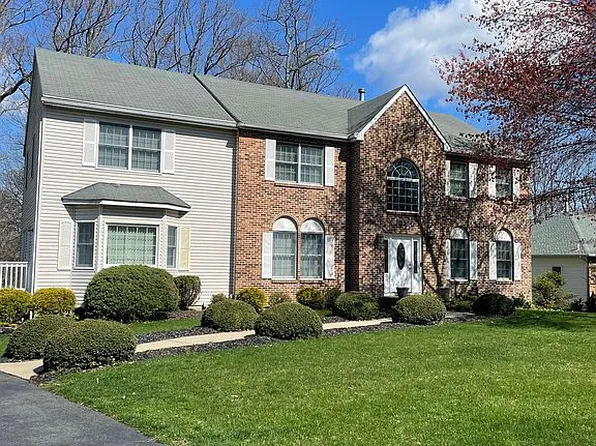 43 Dundee Rd, Kendall Park, NJ 08824