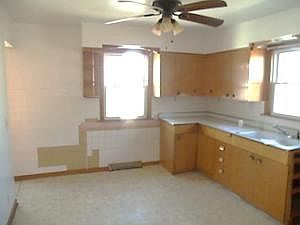 4th image of 301 Birkett St