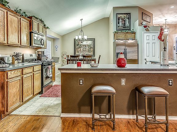 4th image of 301 Willowlake Dr